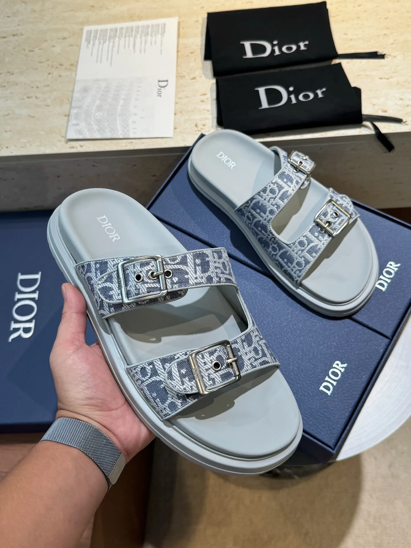 Factory price: 320💰Djia Aqua men's slippers and sandals, Dior's Aqua sandals are elegant and casual. The cross-strap design is reinterpreted in CD Diamond canvas, inspired by the brand's archives. Finished with a branded logo and tonal notch sole, they can be worn easily with shorts or jeans for a sophisticated look. Size:39-44(38 45 customized)